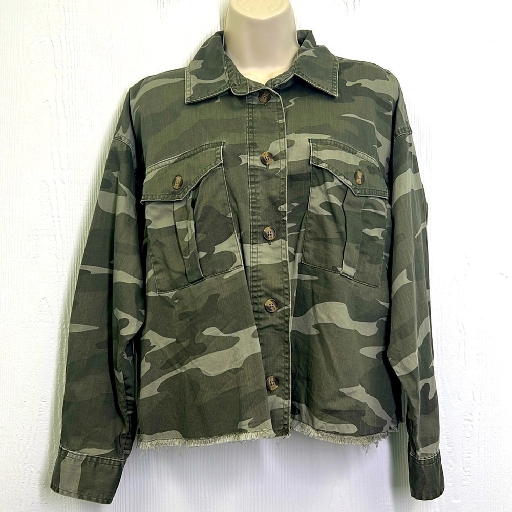 American Eagle - Oversized Camouflage Frayed Hem Cropped Button Down Shirt XS